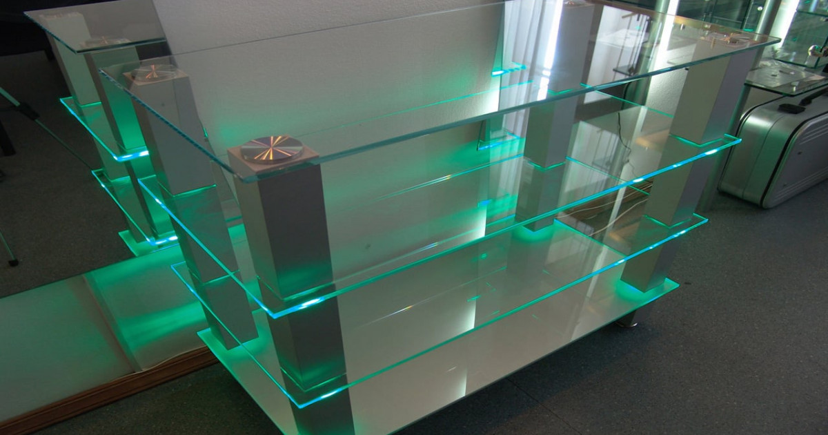 Рассмотрены виды стекла, применяемые при изготовлении современной мебели