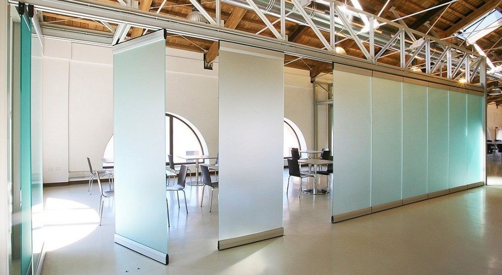 Декоративные стеклянные перегородки – оригинальный дизайн и простота конструкции